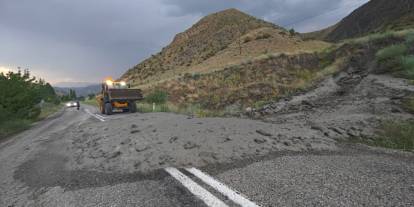 Erzurum’da sel yolu kapattı