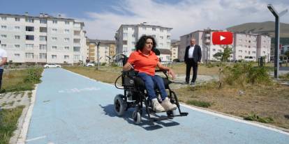 Darp edilen engelli kadına akülü araç hediye etti