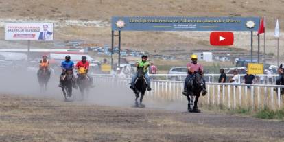 Erzurum'da rahvan at yarışları nefesleri kesti
