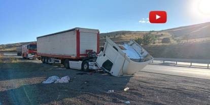 Karşı şeride geçen tır, devrilerek ikiye ayrıldı