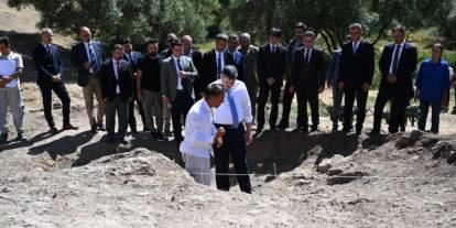Vali Çiftçi, Hınıs Parmaksız Kale Höyüğü'nde incelemelerde bulundu