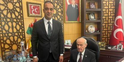 Teşkilat binasının tapusunu Genel Başkan Devlet Bahçeli’ye takdim ettiler