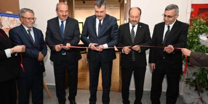 Müzehhip Sadrettin Er'in kişisel sergisini gezdi