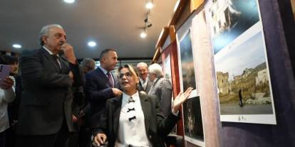 Hediye fotoğraf makinesiyle engelleri aştı