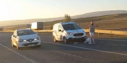 Trafiği birbirine kattı, araçların üzerine atladı, cam kırdı