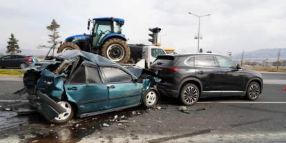 Kamyonun freni boşaldı, zincirleme kaza yaşandı: 2 yaralı