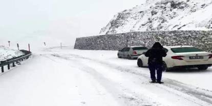 Yoğun kar yağışı, Palandöken geçidinde sürücülere zor anlar yaşattı