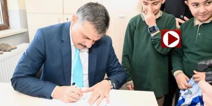 Öğrencilerden Vali Çiftçi'ye forma imzalatma sürprizi