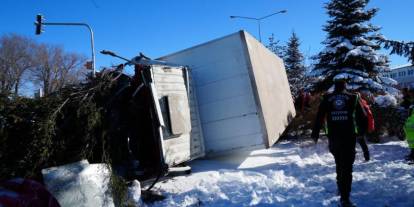 Işıklarda duramayan kamyon devrildi, çarptığı ağacı kökünden söktü