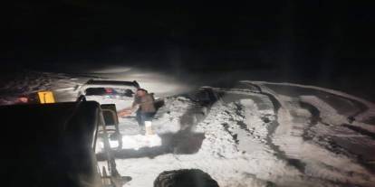 Tekman'da karda mahsur kalan araç belediye ekiplerince kurtarıldı