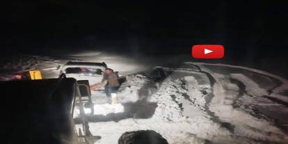 Tekman'da karda mahsur kalan araç belediye ekiplerince kurtarıldı