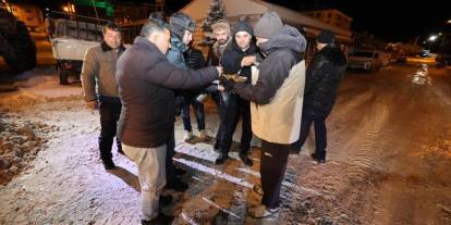 Aziziye’nin karla mücadele timlerine gece yarısı sürprizi