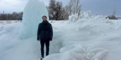 Hınıs’ta 4 metrelik buz kütlesi dikkat çekti