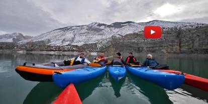 Tortum Gölü'nde kano üzerinde sazlı sözlü eğlence