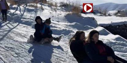 Öğretmen ve öğrencilerden kızak keyfi