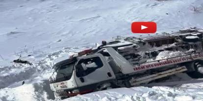 Çekici taşıdığı araç ile şarampole devrildi