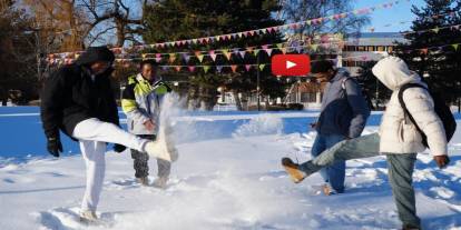 Afrikalı öğrencilerin ilk kar heyecanı