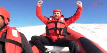 “Hadi Gel Erzurum’a Gel “ mesajı veren Vali Çiftçi, donan gölde bot üzerinde rafting yaptı.