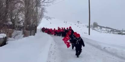 İzcilerden bayrak yürüyüşü