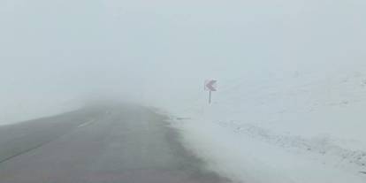 Palandöken geçidinde sis sürücülere zor anlar yaşatıyor