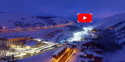 Palandöken'de kayak keyfi sürüyor