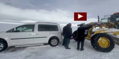 Erzurum'da kara saplanan otomobil 3 saat mahsur kaldı
