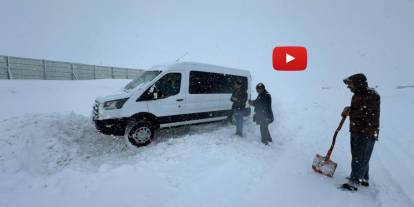 Erzurum'da kar yağışı ve tipi nedeniyle araçlar yolda mahsur kaldı