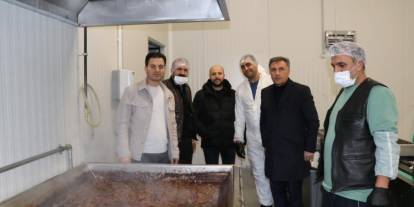 Oltu’da kavurma ve sucuk üretimi yapıyorlar