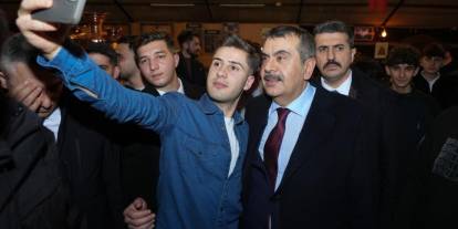 Bakan Tekin Ramazan çadırında gençlerle buluştu