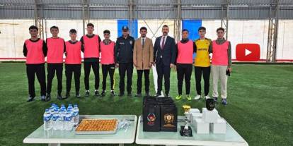 Öğrencilerle halı sahada maç yapan polis, terör örgütleri konusunda bilgilendirdi