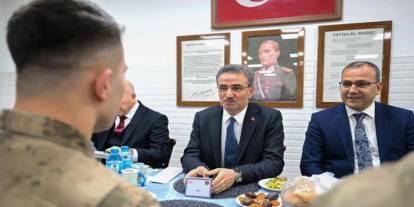 Mehmetçikle iftar yaptılar