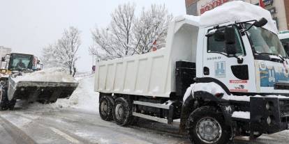 BÜYÜKŞEHİR'İN KAR TİMLERİ 7/24 SAHADA