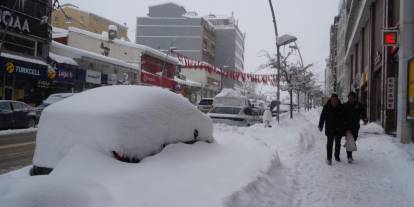 Kar Erzurum'u esir aldı, araçlar karın içinde kayboldu
