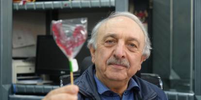 10 yıldır her Ramazan’da iftarlık olarak horoz şekeri dağıtıyor