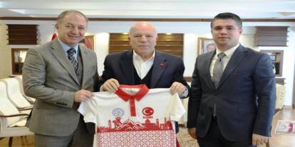 Başkan Sekmen’e Erzurum temalı forma