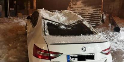Çatıdan düşen kar kütlesi otomobili kullanılamaz hale getirdi