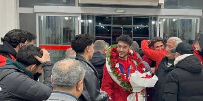 Milli sporcu Furkan Akar çiçeklerle karşılandı