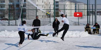 Kampüste kar voleybolu heyecanı