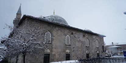 Yağmur, karla karışık yağmur ve yüksek kesimlerde kar yağışı var