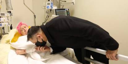 Bakan Çiftçi, Öğretmenini Hastane’de Ziyaret Etti