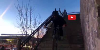 Gençlerin bisikletle merdivenler üzerindeki gösterisi nefes kesti