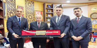 Başkan Yurdagül, Bahçeli’ye Osmanlı döneminden kalma kılıç hediye etti