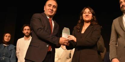 Tiyatro yarışmasında ipi Demir Ateşi göğüsledi