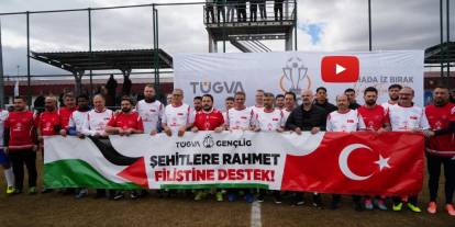 Erzurum protokolü ve Erzurumsporlu yıldızlar gençler için sahaya indi