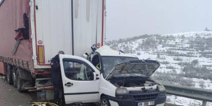 Aşkale yolunda feci kaza: Hafif Ticari araç, Tır’a arkadan çarptı