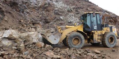 Erzurum’da heyelan yolu kapattı