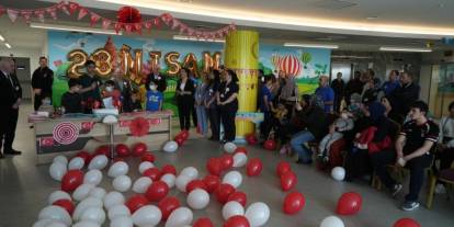 Hastanede 23 Nisan sevinci: Minik kahramanların yüzü güldü