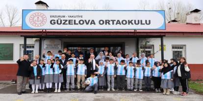 Güzelova’da 23 Nisan coşkusu: Rektör Hacımüftüoğlu, Minik yüreklerle bayram sevincini paylaştı