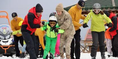 Palandöken'de sevgiye uzanan jandarma eli