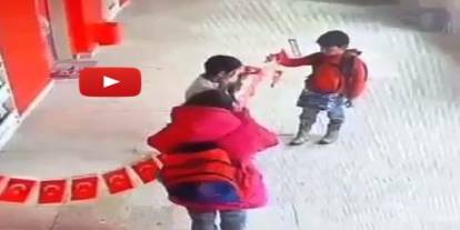 Minikler yere düşen bayrağı asmak için seferber oldular